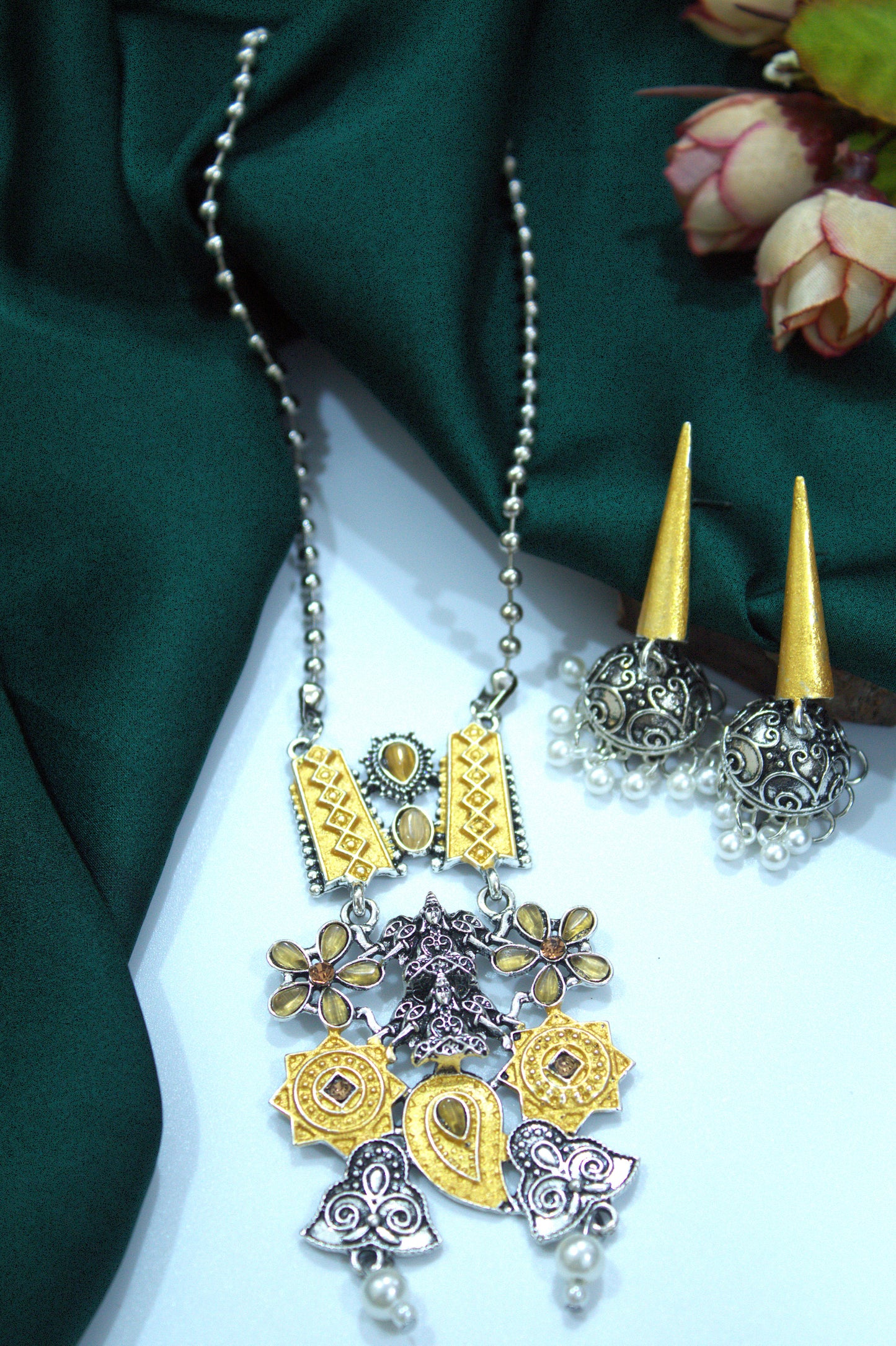 Paarvi Necklace Set