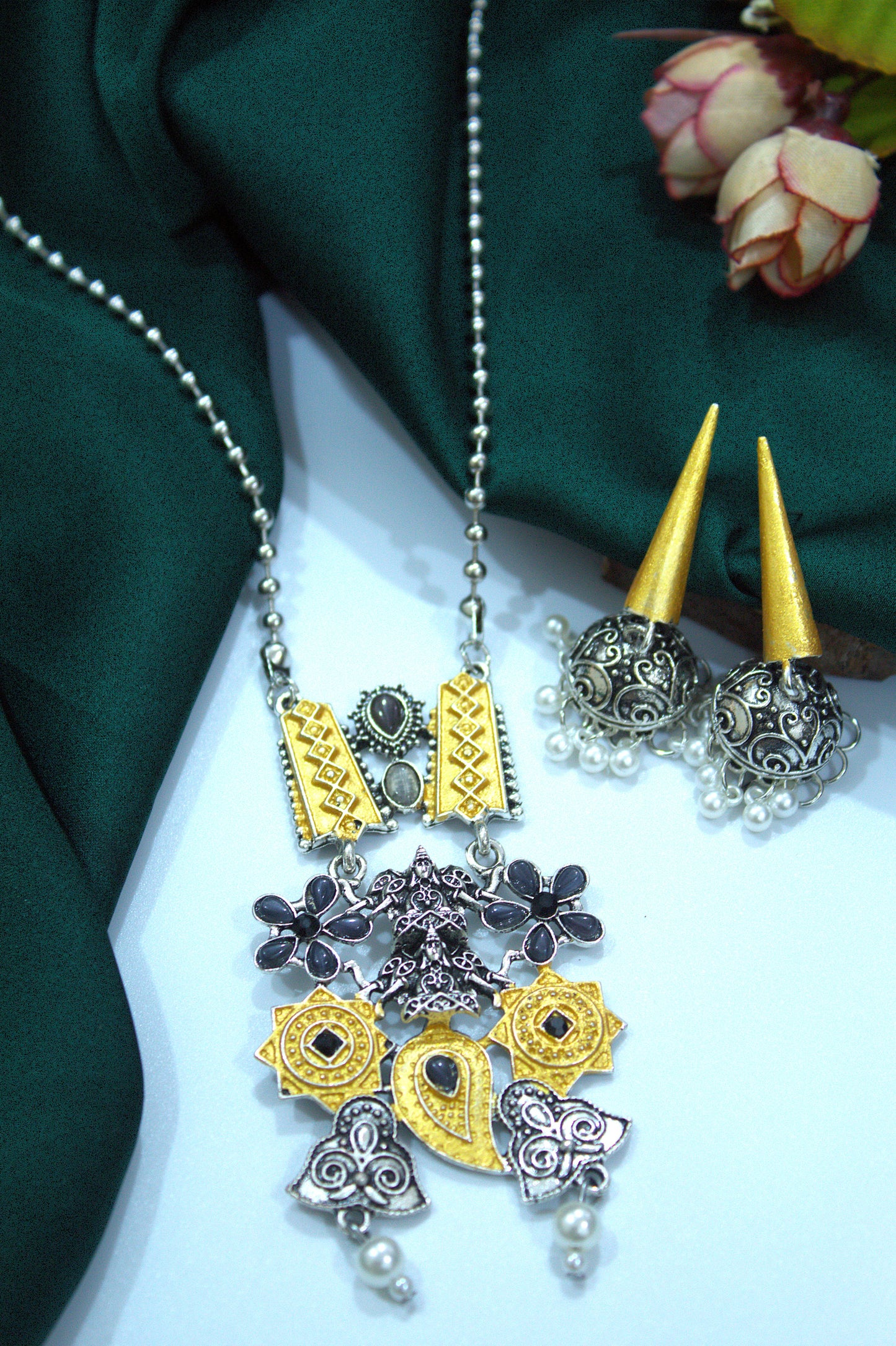 Paarvi Necklace Set