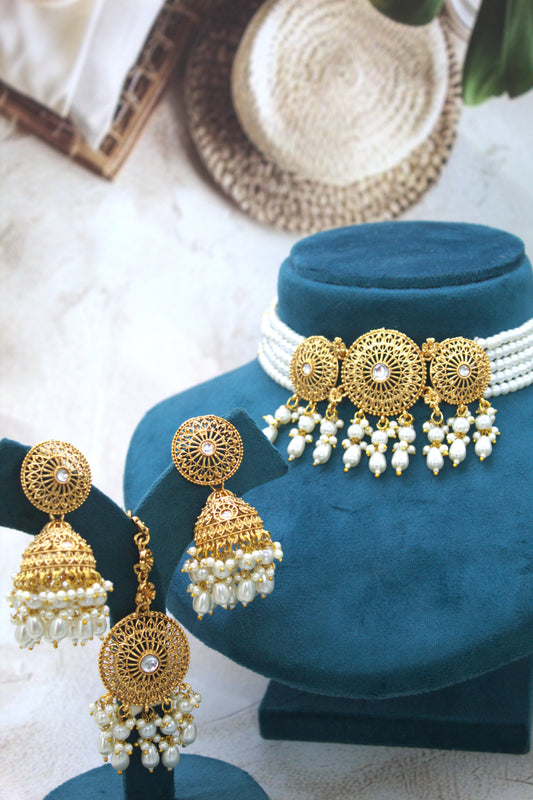 Ishaani Choker Set With Mangtika