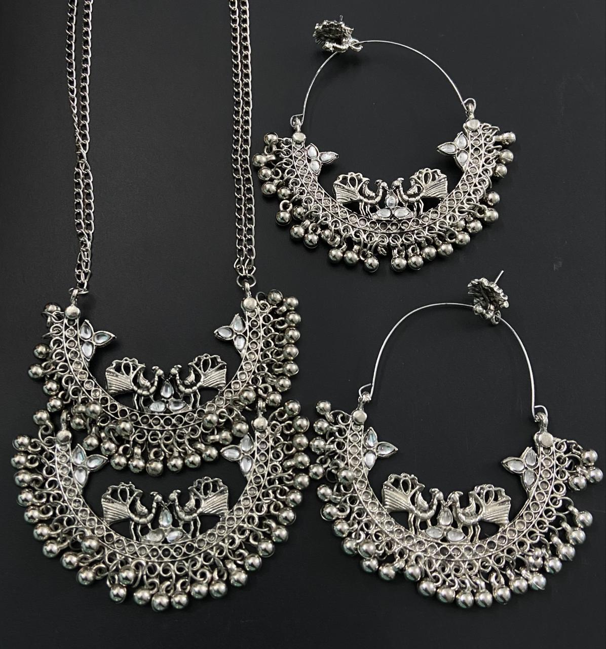 Paavni Necklace