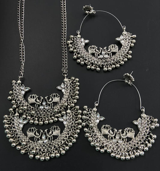 Paavni Necklace